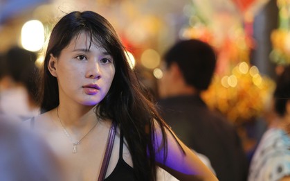 Hàng ngàn người chen nhau toát mồ hôi tại Phố lồng đèn Sài Gòn trong đêm Trung thu