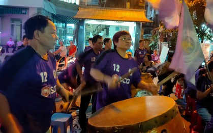Hàng Đẫy bị treo sân, CĐV Hà Nội vẫn có cách tiếp lửa trận đấu đầy tình yêu và đam mê thế này