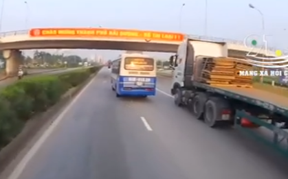 Clip: Xe khách liên tục đánh võng, tạt đầu container trên quốc lộ khiến nhiều người kinh hãi