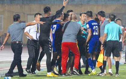 Cầu thủ Bình Dương phản ứng gay gắt vì bị trọng tài "bẻ còi" cướp bàn thắng