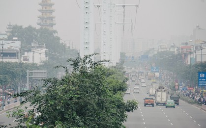 Ảnh: Sài Gòn bị bao phủ một màu trắng đục từ sáng đến trưa, người dân cay mắt khi đi ngoài trời