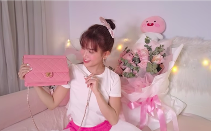 Rút kinh nghiệm từ vụ hàng fake để đời, Huỳnh Phương tặng hẳn túi Chanel hơn 100 triệu để Sĩ Thanh đập hộp