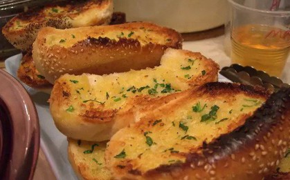 Việc nhẹ lương cao: cửa hàng pizza Úc tuyển nhân viên ngồi ăn full-time, tuy nhiên điều kiện đặt ra lại làm anh em ma cà rồng thất nghiệp