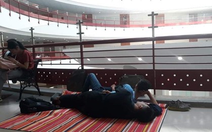 Hết kêu trời thời khóa biểu đột ngột thay đổi, sinh viên Kinh tế Quốc dân kéo nhau “làm loạn” rải chăn chiếu ngoài sảnh đường ngủ trưa