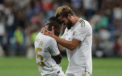 Sao trẻ quỳ xuống sân khóc nức nở sau khi ghi bàn thắng đầu tiên cho Real Madrid sau 7 tháng tịt ngòi