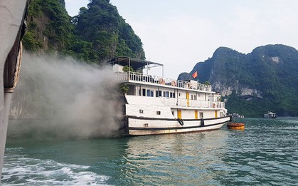 Tàu du lịch bất ngờ bốc cháy ngùn ngụt trên Vịnh Hạ Long