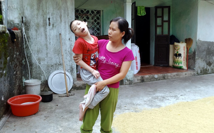 Nước mắt của mẹ đơn thân ôm con trai bại não chạy trốn khỏi chồng vũ phu: "Anh ấy bảo con bị bệnh là do em không biết đẻ..."