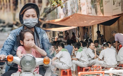 Một tuần sau vụ cháy kho Rạng Đông: Người dân "sống cùng khẩu trang" nhưng chợ cóc, quán ăn vẫn tấp nập như trước