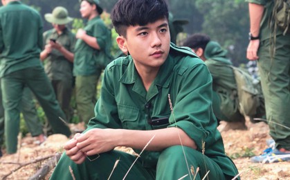 Nam sinh ĐH FPT đẹp xuất thần trong bức ảnh học quân sự nhưng loạt ảnh đời thường mới xứng đáng soái ca!