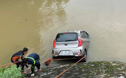 Vụ taxi cùng 3 người rơi xuống sông trong đêm: Tìm thấy thi thể tài xế