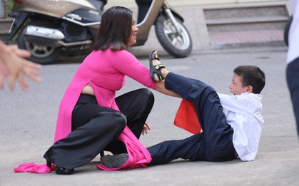 Câu chuyện xúc động về bức ảnh em bé khóc lóc sướt mướt, "giằng co" với cô giáo trong ngày khai giảng