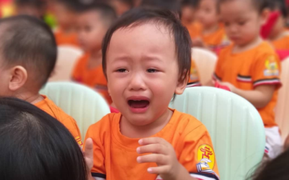 Khoảnh khắc khó quên trong lễ khai giảng sáng nay: Năm học mới bắt đầu nhưng mùa hè ngủ nướng vẫn chưa kết thúc