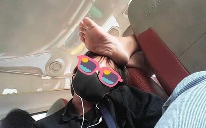Bàn chân "kém sang" gác chình ình trên đầu khiến cô gái mơ màng cứ ngỡ... có người đặt tay lên trán mình