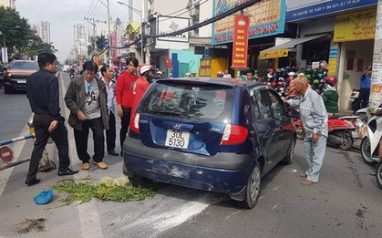 TP HCM: Cụ ông 66 tuổi lái thử ô tô, tông hàng loạt xe máy