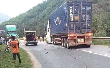Va chạm xe máy và xe container, 3 người thương vong