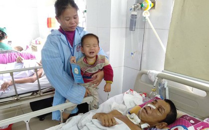 Nghệ An: Con trai 2 tuổi sợ hãi khóc thét sau 2 tháng gặp lại bố bị tai nạn giao thông