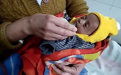 Bé 3 tuần tuổi bị chôn sống trong cái lạnh 3 độ C sống sót kỳ diệu