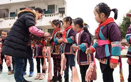 Các trường học Trung Quốc thi nhau tặng thịt lợn, chân giò cho học sinh xuất sắc để ăn Tết Kỷ Hợi