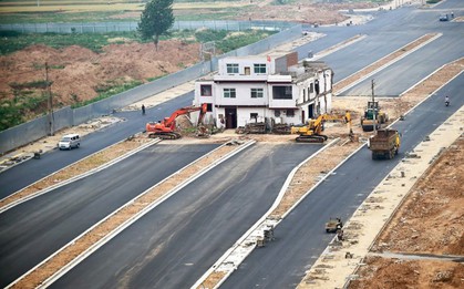 Trung Quốc: Kỳ lạ những ngôi nhà '4 mặt tiền' lọt thỏm giữa cao tốc