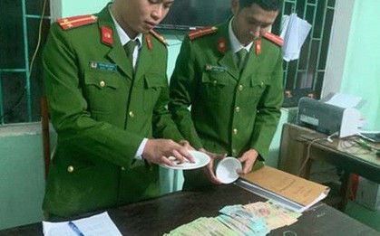 Bắt 21 con bạc đang chơi “xóc đĩa”, thu giữ gần 100 triệu đồng