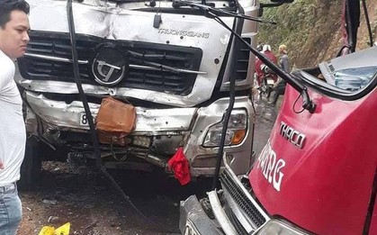 Xe khách đấu đầu xe tải, nhiều hành khách bị thương