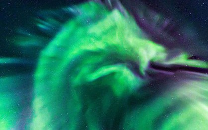Con rồng khổng lồ trên bầu trời Iceland chính là một màn trình diễn cực quang ngoạn mục