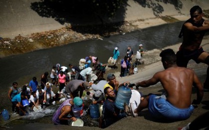 Xót xa cảnh người dân Venezuela đổ xô đi hứng nước cống về dùng do mất diện kéo dài