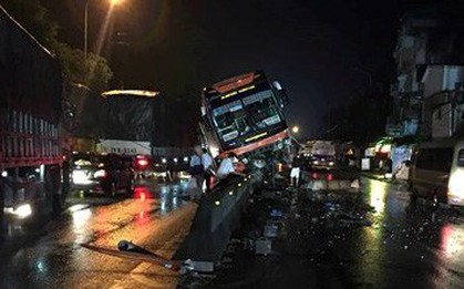 Thanh Hóa: Xe khách nằm “vắt vẻo” trên dải phân cách, 40 hành khách hoảng loạn