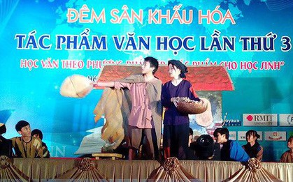 Dạy văn bằng "cảnh nóng", nên hay không?