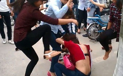 Bạo lực học đường lan rộng: Che giấu vì bệnh thành tích?