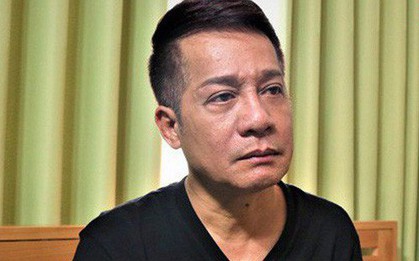 Minh Nhí: Tôi không ngủ được, Vũ cho tôi 1 viên, uống nửa viên là ngủ tới Mỹ. Thế mà Vũ uống 5 viên