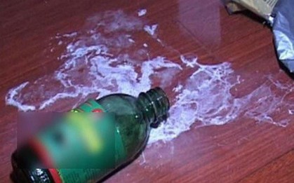 Mâu thuẫn với chồng, vợ công an viên uống thuốc cỏ tự tử