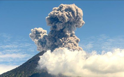Núi lửa Agung tại Indonesia phun trào cột tro bụi cao 2.000m