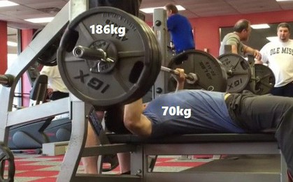Nặng 70kg nhưng đẩy được tạ 186kg, anh chàng châu Á khiến internet bất ngờ vì khả năng thiên phú