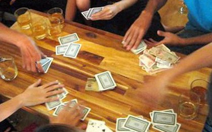 Đi bắt đánh bạc, phó công an xã nhận tiền con bạc
