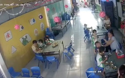 Long An: Cô giáo mầm non đút cơm tới tấp, bé trai nuốt không kịp liền bị gõ liên tiếp vào đầu, tát vào mặt