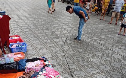 Hà Nội: Chơi dưới sân chung cư, hai bà cháu bị thanh sắt rơi trúng đầu chảy rất nhiều máu