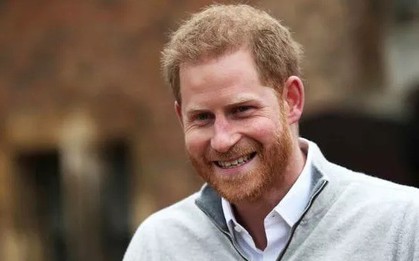 Hoàng tử Harry không giấu nổi niềm hạnh phúc, lần đầu xuất hiện sau khi Meghan sinh con