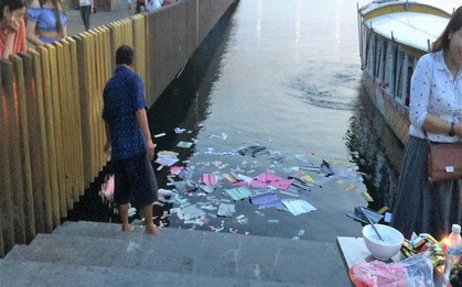 Xử lý nhóm người rải vàng mã xuống sông Hương