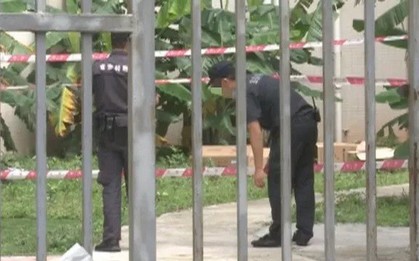 Bi kịch gia đình: Thanh niên 19 tuổi tấn công nữ lao công nhưng vô tình đâm vào người bố, sau đó nhảy lầu tự tử