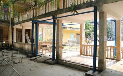 Cận cảnh ngôi trường ở Hà Nội xuống cấp, gắn biển cảnh báo nhiều chỗ