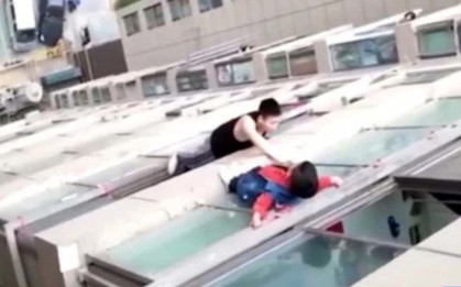 Thót tim bé trai đứng chông chênh trên gờ tường tầng 13