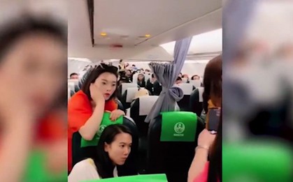 Bà mẹ không cho đóng cửa máy bay để chờ con gái mua hàng miễn thuế