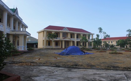 Trường hơn 16 tỷ bỏ hoang người dân tận dụng phơi rơm nuôi gà