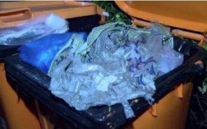Bị nhân viên hỏi túi rác có gì, người phụ nữ nói rằng xác động vật nhưng hóa ra là tội ác khiến ai cũng phẫn nộ