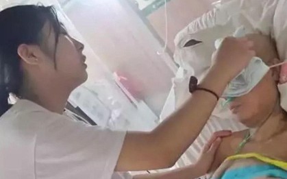 Nữ sinh quyết định bỏ thi tú tài để hiến tủy cứu mẹ: "Thi đại học năm nào cũng có nhưng mạng sống của mẹ em chỉ có một"