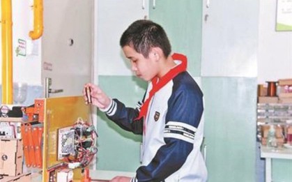 Bị mẹ mắng vì quên rút quần áo, cậu bé 12 tuổi sáng chế giàn phơi đồ thông minh