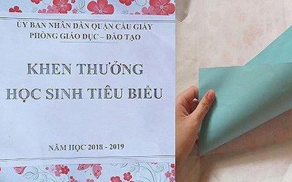 Cầu Giấy: Trao thưởng học sinh giỏi tờ giấy vì sợ... mất tiền