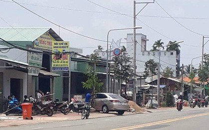 Chủ gara ôtô tá hỏa khi thấy thi thể treo trong cửa