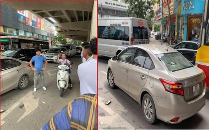 Sau va chạm giao thông, người phụ nữ đi xe máy cầm gạch ném vỡ kính xe ô tô